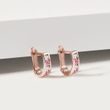 BOUCLES D'OREILLES HUGGIE EN OR ROSE AVEC SAPHIR ROSE ET DIAMANT - BOUCLES D'OREILLES EN SAPHIR - BOUCLES D'OREILLES