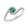 WHITE GOLD RING WITH EMERALD AND DIAMONDS - EMERALD RINGS{% if category.pathNames[0] != product.category.name %} - {% endif %}