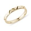 PRSTEN SE STRUKTUROVANÝM POVRCHEM VE ŽLUTÉM ZLATĚ - ZLATÉ PRSTENY - PRSTENY