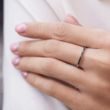 Ehering mit schwarzem Diamanten in Weißgold