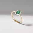 ZLATÝ PRSTEŇ S OVÁLNYM SMARAGDOM A DIAMANTMI - PRSTENE SO SMARAGDOM - PRSTENE