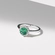 BAGUE HALO D'OR BLANC AVEC ÉMERAUDE ET DIAMANTS - BAGUES EN ÉMERAUDE - BAGUES