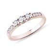 BAGUE EN OR ROSE AVEC TRIADE DE DIAMANTS - BAGUES DE FIANÇAILLES EN DIAMANT - BAGUES DE FIANÇAILLES