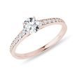 ZÁSNUBNÍ PRSTEN Z RŮŽOVÉHO 14K ZLATA S 0,5CT BRILIANTEM - DIAMANTOVÉ ZÁSNUBNÍ PRSTENY - ZÁSNUBNÍ PRSTENY