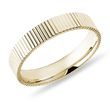PÁNSKÝ PRSTEN S LINIOVÝM GRAVÍROVÁNÍM VE ŽLUTÉM ZLATĚ - PÁNSKÉ SNUBNÍ PRSTENY - SNUBNÍ PRSTENY