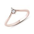 ROSÉGOLDENER CHEVRON-RING MIT DIAMANTEN IM BRILLANTSCHLIFF - TRAURINGE FÜR DAMEN{% if kategorie.adresa_nazvy[0] != zbozi.kategorie.nazev %} - TRAURINGE{% endif %}