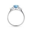 PIERŚCIONEK Z NIEBIESKIM DIAMENTEM LABORATORYJNYM W BIAŁYM ZŁOCIE - PIERŚCIONKI Z LAB GROWN DIAMENTAMI - PIERŚCIONKI ZARĘCZYNOWE