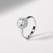 BAGUE DE LUXE EN OR BLANC AVEC HALO DE DIAMANTS - BAGUES AVEC DIAMANTS DE SYNTHÈSE - BAGUES DE FIANÇAILLES