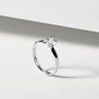 WEISSGOLDENER VERLOBUNGSRING MIT 0,35CT DIAMANT IM BRILLANTSCHLIFF - VERLOBUNGSRINGE MIT BRILLANT{% if kategorie.adresa_nazvy[0] != zbozi.kategorie.nazev %} - VERLOBUNGSRINGE{% endif %}