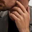 HERRENRING MIT GRAVIERTEM MUSTER AUS GELBGOLD - TRAURINGE FÜR HERREN - TRAURINGE