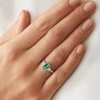 Prsten se smaragdem emerald a brilianty v bílém zlatě