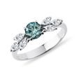 Úchvatný prsten s modrým diamantem v bílém 14k zlatě