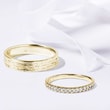 Zlaté snubní prsteny rytina a diamanty
