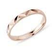 DÁMSKÝ SNUBNÍ PRSTEN S FASETAMI V RŮŽOVÉM ZLATĚ - PRSTENY Z RŮŽOVÉHO ZLATA - PRSTENY