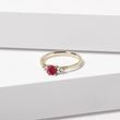 PRSTEN ZE ŽLUTÉHO 14K ZLATA S RUBÍNEM A DIAMANTY - ZÁSNUBNÍ PRSTENY S RUBÍNEM - ZÁSNUBNÍ PRSTENY