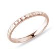 DÁMSKÝ GRAVÍROVANÝ PRSTEN Z RŮŽOVÉHO 14K ZLATA - PRSTENY Z RŮŽOVÉHO ZLATA - PRSTENY