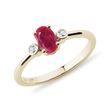 RING AUS GELBGOLD OVALEM RUBIN UND DIAMANTEN - RUBIN-VERLOBUNGSRINGE - VERLOBUNGSRINGE
