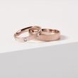 PÁNSKÝ PRSTEN S LINIOVÝM GRAVÍROVÁNÍM V RŮŽOVÉM ZLATĚ - PÁNSKÉ SNUBNÍ PRSTENY - SNUBNÍ PRSTENY