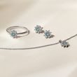 COLLIER EN OR BLANC AVEC FLEUR EN DIAMANT BLEU - COLLIERS AVEC DIAMANTS - COLLIERS