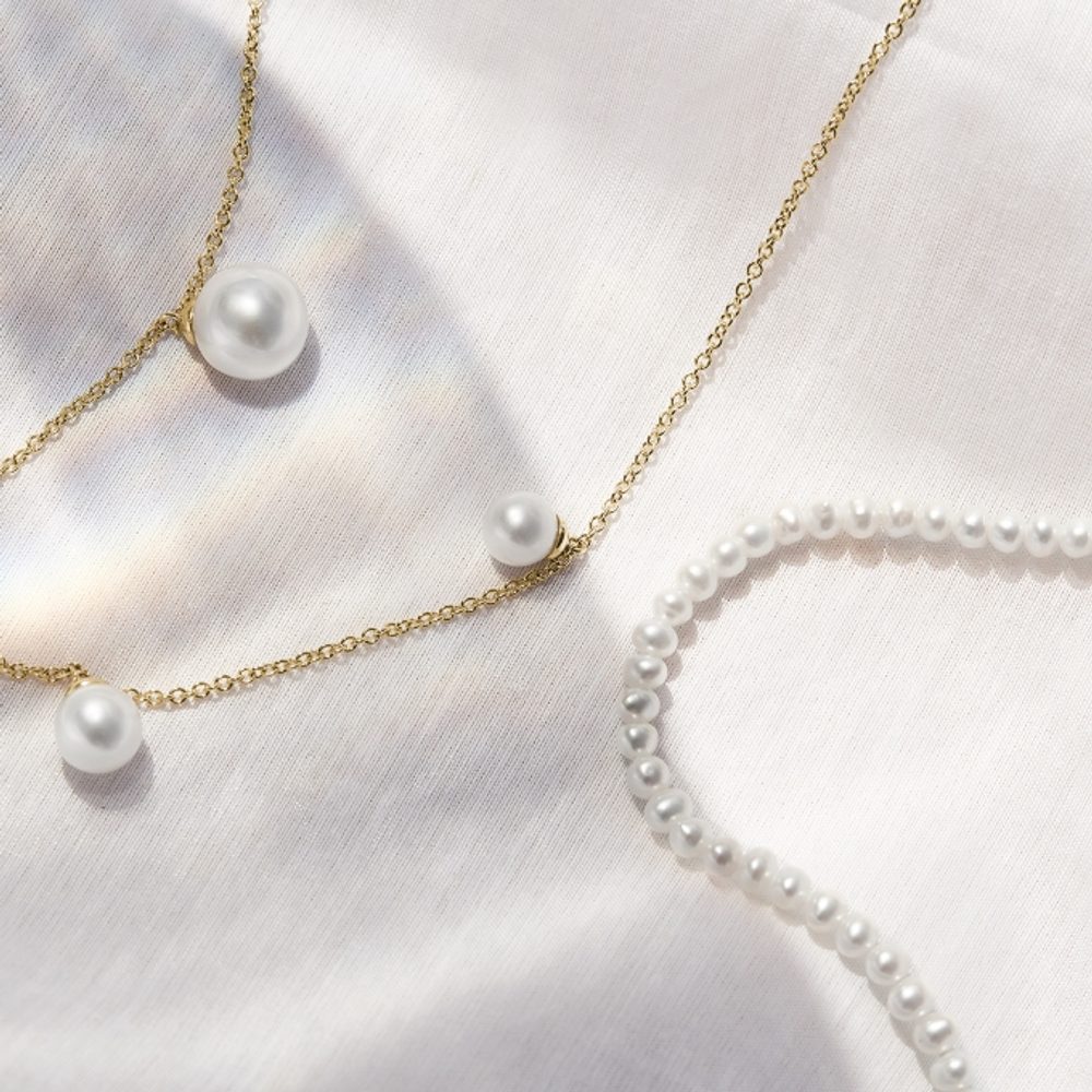 Pearls as the star attraction. Discover the natural beauty of the Luster collection