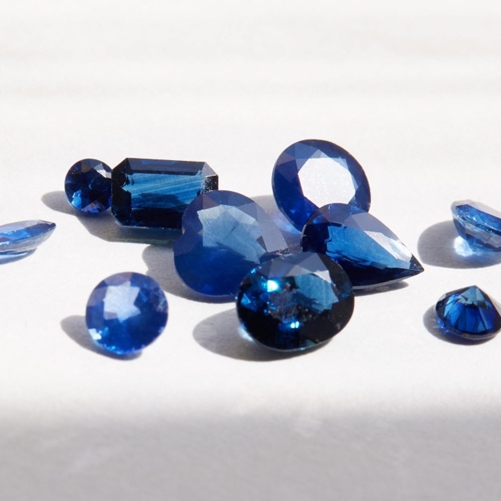 Saphir, une pierre précieuse de couleur bleue du ciel nocturne