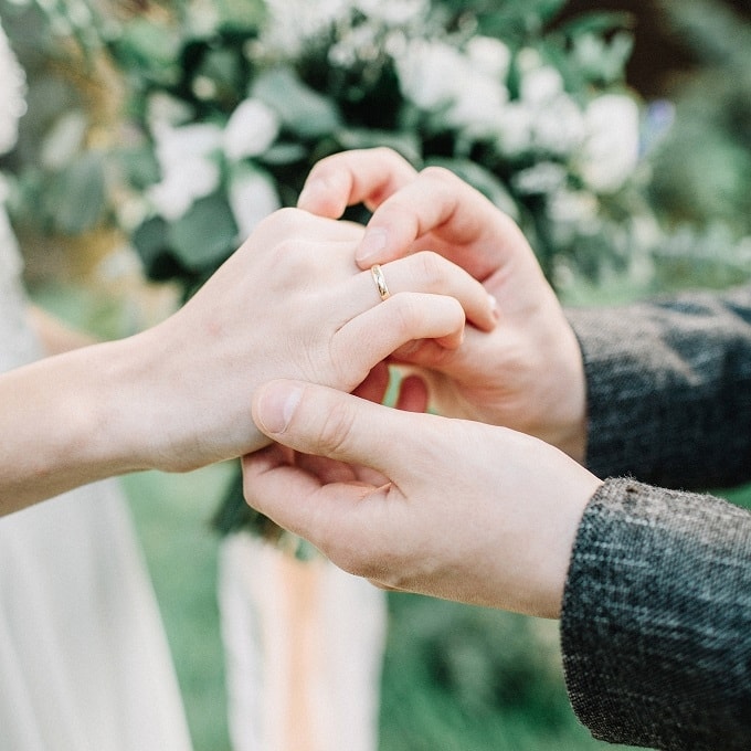 Minimalist Wedding Ring Set in Gold KLENOTA