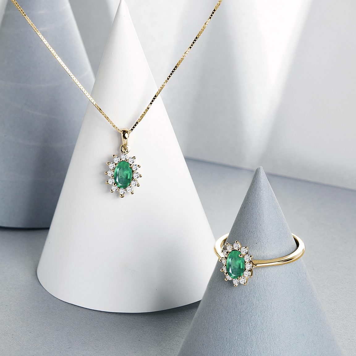 Diamond necklace and ring with emerald in white 14k gold - KLENOTA