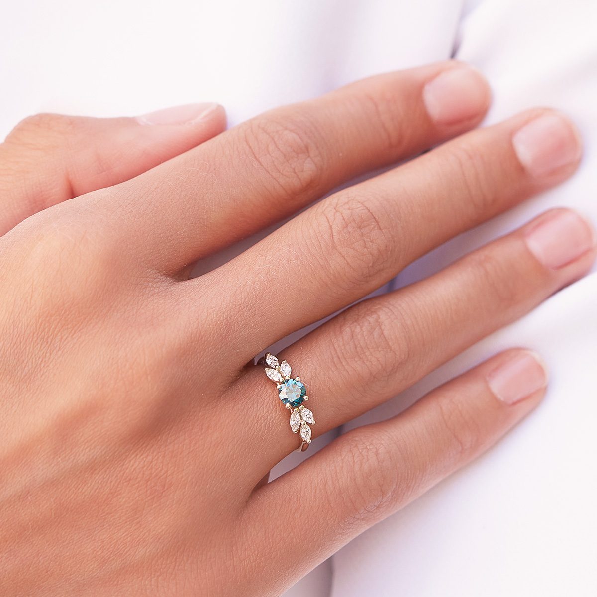 Bague de luxe en or avec diamant bleu - KLENOTA