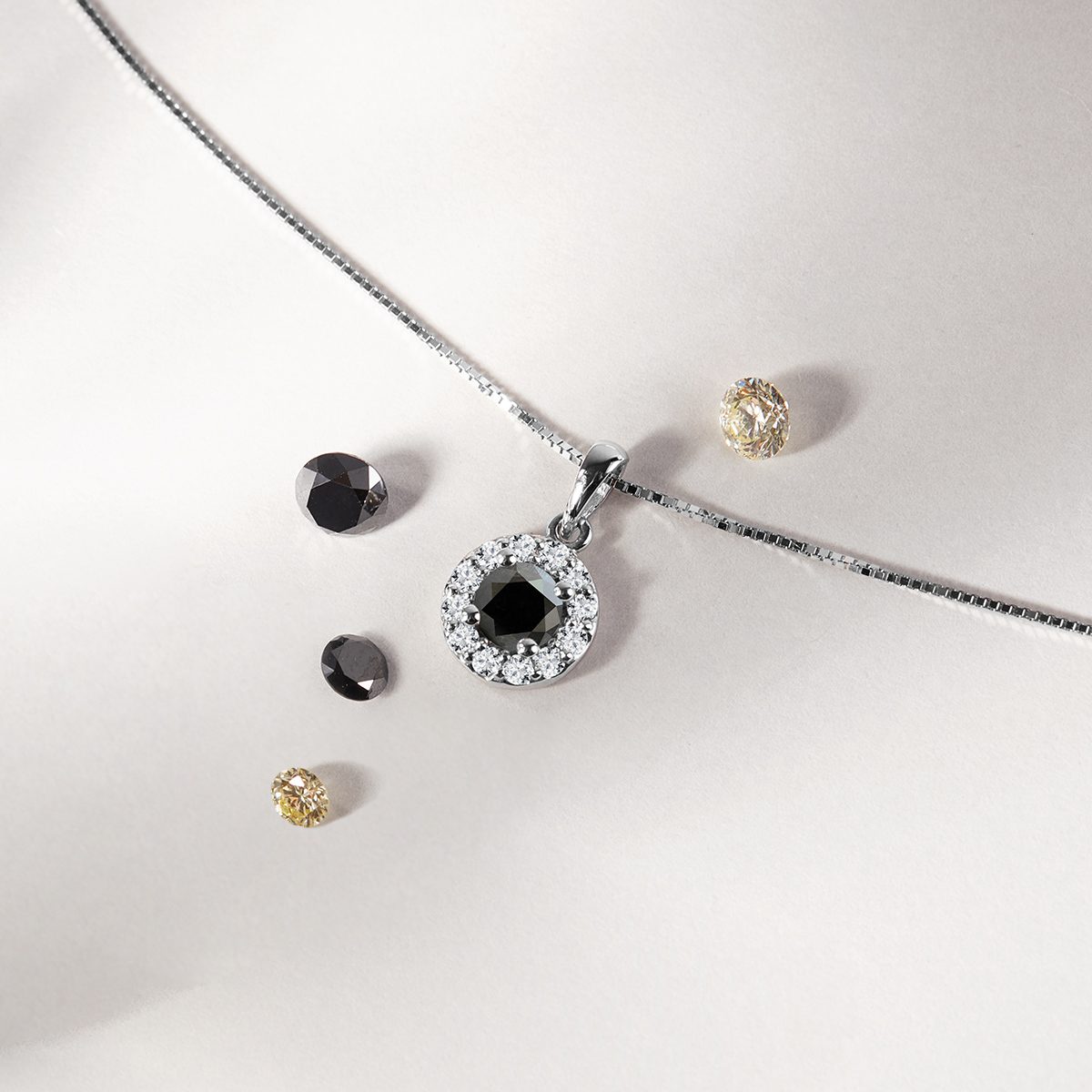 Luxuriöses Diamantcollier mit schwarzem Diamanten - KLENOTA