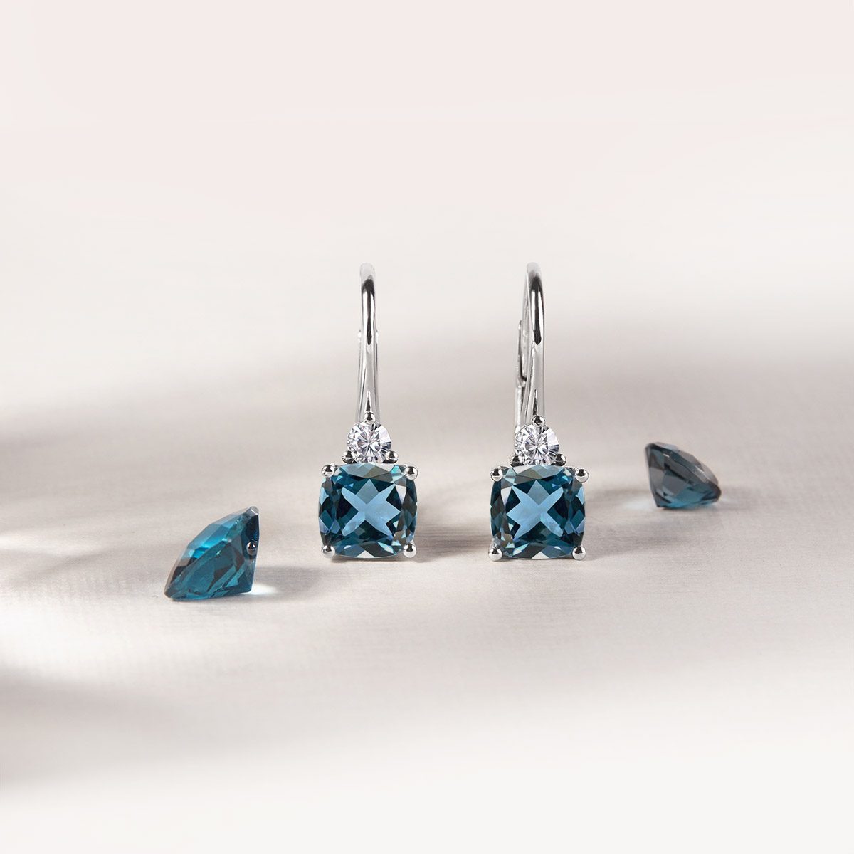 Diamond earrings with topaz - KLENOTA