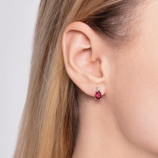 Boucles d'oreilles avec rubis taille poire et diamants | KLENOTA