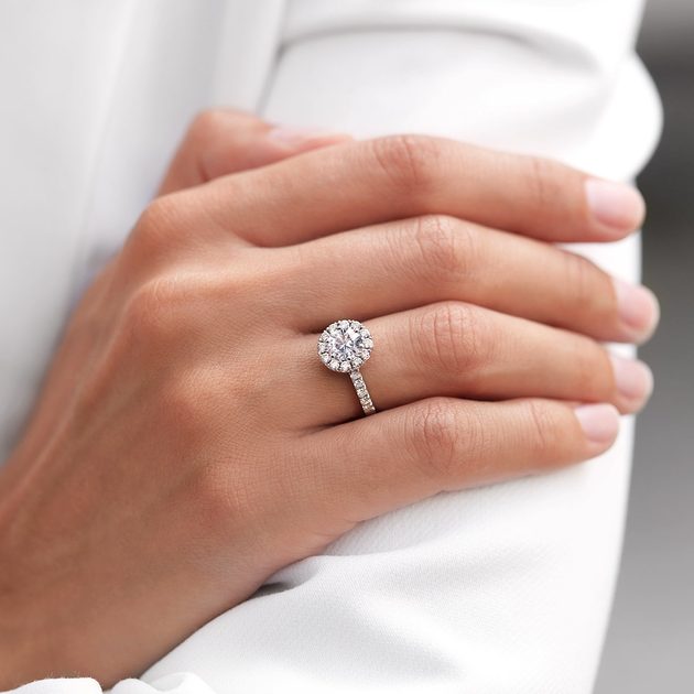 Diamond halo ring in 14k white gold | KLENOTA