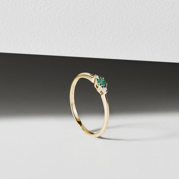 Jemný zlatý prsteň so smaragdom a diamantmi | KLENOTA