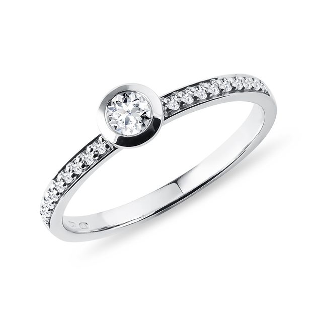 Bezel-set diamond engagement ring in white gold | KLENOTA