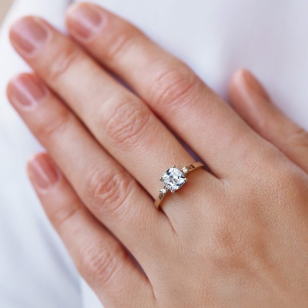 Zlatý prsten s cushion akvamarínem a diamanty | KLENOTA