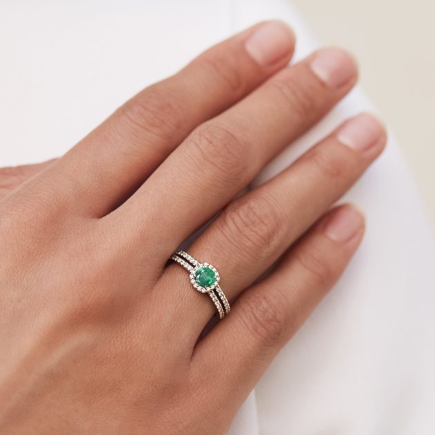 Luxusný diamantový prsteň z bieleho zlata so smaragdom | KLENOTA