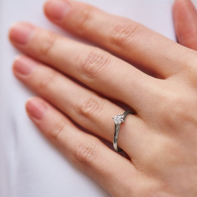 Asymetrický prsten s briliantem v bílém zlatě | KLENOTA