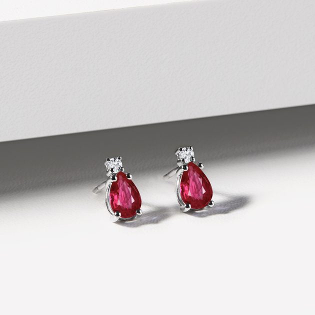 Boucles d'oreilles avec rubis taille poire et diamants | KLENOTA
