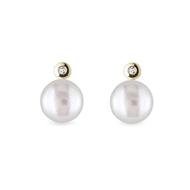 Zlaté náušnice s perlou a bezel diamantem | KLENOTA