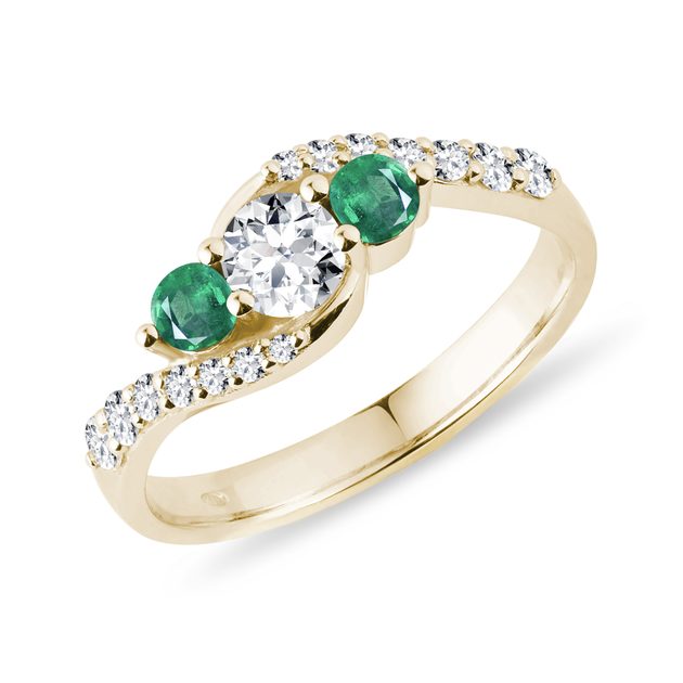 Diamond ring with emeralds in gold | KLENOTA