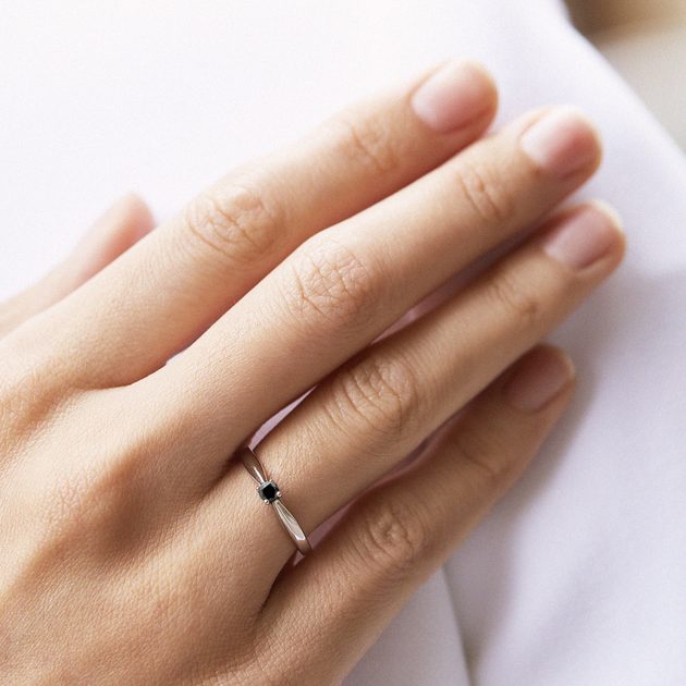 Zásnubní prsten z bílého zlata s černým diamantem | KLENOTA