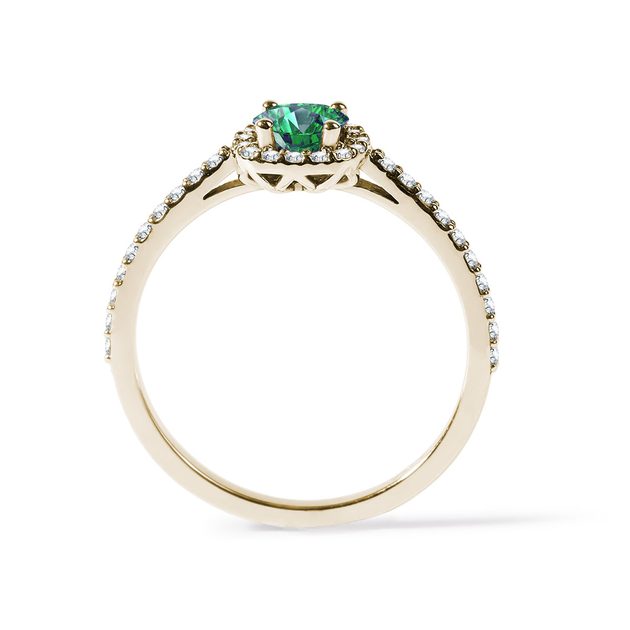 Emerald engagement ring in yellow gold | KLENOTA