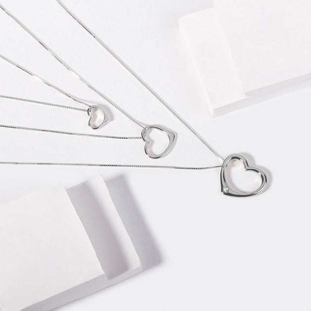 Heart shaped necklace in white gold