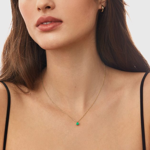 Heart shaped emerald pendant necklace in gold | KLENOTA
