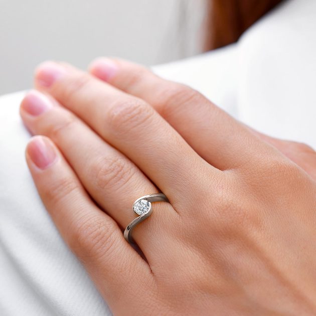 Originální prsten z bílého zlata s 0,5ct diamantem | KLENOTA