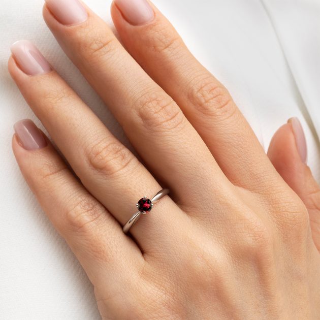 Garnet and diamond ring in white gold | KLENOTA