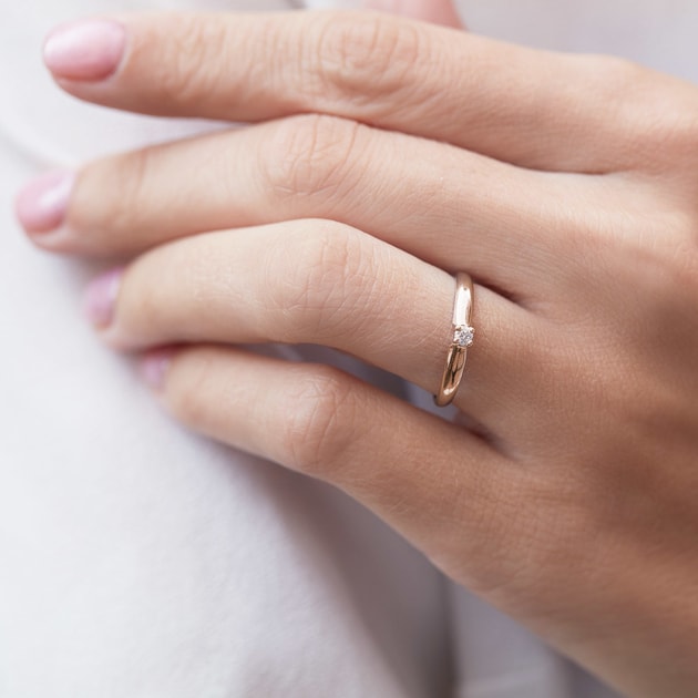 A Diamond Ring in Pink Gold KLENOTA