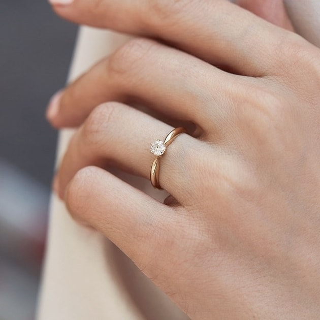 Where to wear an engagement ring – which hand is the right one? | KLENOTA