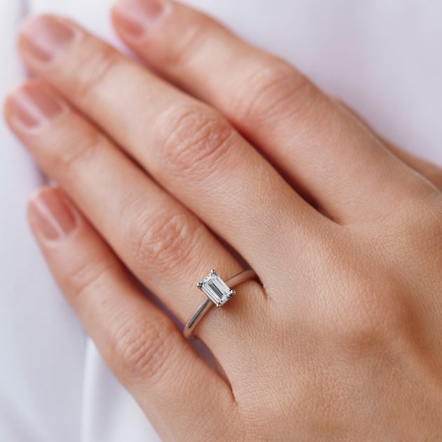 Prsten s emerald diamantem v bílém 14k zlatě | KLENOTA