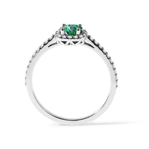 Emerald engagement ring in white gold | KLENOTA